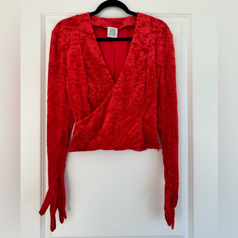VETEMENTS Gloved Velvet Dynasty Top Red - Picture 2 of 6